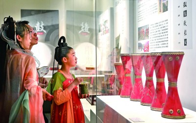 游客在陜西西安市鐘鼓樓博物館參觀鼓文化展。新華社發(fā)