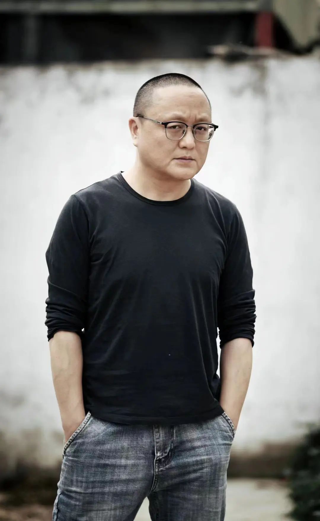 曹寇，1977年生，南京人。出版有中短篇小說(shuō)集《金鏈漢子之歌》《鴨鎮(zhèn)往事》等十余部，長(zhǎng)篇一部，另有隨筆、電影和其他作品若干。