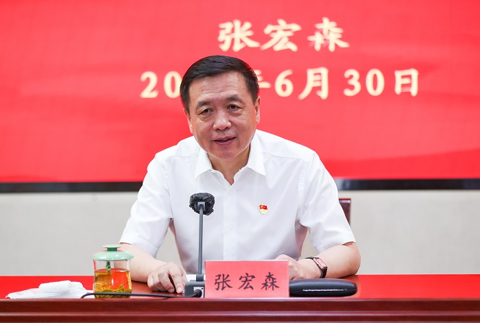 張宏森作了題為《以思想偉力匯聚奮進(jìn)合力 用真理之光鑄就事業(yè)榮光》的專(zhuān)題黨課