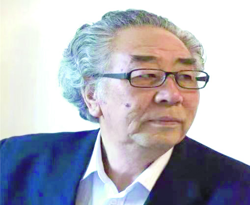 蒙古族詩人阿爾泰從1966年開始發(fā)表作品，1980年代起以一系列風(fēng)格獨特的詩作馳騁詩壇。他曾任《花的原野》主編、內(nèi)蒙古作協(xié)主席。2022年，推出8卷（9冊）的《阿爾泰文集》。近期，內(nèi)蒙古師范大學(xué)教授滿全帶領(lǐng)學(xué)生阿力瑪、文鵬對他進行專訪。