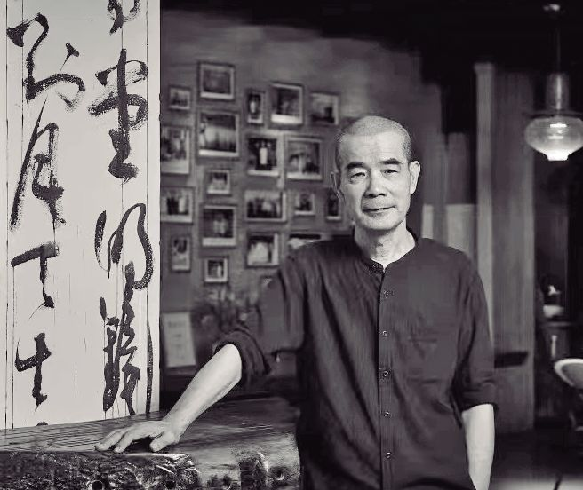 楊爭光：陜西乾縣人，1982年畢業(yè)于山東大學(xué)中文系。深圳市文聯(lián)原副主席，深圳市作家協(xié)會副主席、影視家協(xié)會副主席。長期從事詩歌、小說、影視劇寫作。著有長篇小說《少年張沖六章》《我的歲月靜好》等，中短篇小說集《黃塵》《黑風(fēng)景》《賭徒》《老旦是一棵樹》《公羊串門》《鬼地上的月光》《驢隊來到奉先畤》《棺材鋪》等。作品曾獲莊重文文學(xué)獎、夏衍電影文學(xué)獎、人民文學(xué)獎等。作品被翻譯成多國文字在國外出版。      電影《雙旗鎮(zhèn)刀客》獲日本夕張驚險與幻想國際電影節(jié)大獎；西柏林國際電影節(jié)新評論獎；香港十佳電影等；《五魁》獲鹿特丹國際電影節(jié)觀眾最佳選票獎；《雜嘴子》獲威尼斯電影節(jié)國會議員獎；《黃沙青草紅太陽》獲布拉格國際電影節(jié)大獎；《How HarryBecameaTree》（根據(jù)《老旦是一棵樹》改編），2000年法國/意大利/愛爾蘭聯(lián)合出品。電視劇《水滸傳》獲中國電視劇“飛天獎”、金鷹獎；《激情燃燒的歲月》總策劃，獲中國電視劇“飛天獎”、金鷹獎等。      楊爭光的最新長篇小說《我的歲月靜好》入選2022年中國作家協(xié)會重點作品扶持項目，并榮獲第九屆“深圳十大佳著”，這是2012年以來，楊爭光唯一一部新作，也是自《少年張沖六章》之后的唯一一部長篇小說?！段业臍q月靜好》一經(jīng)出版，好評如潮。