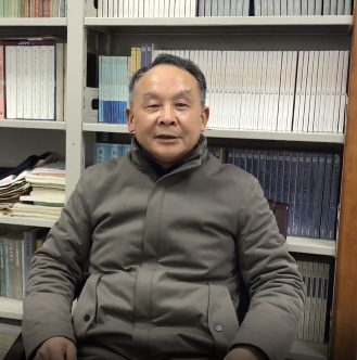 陳文新，教育部“長(zhǎng)江學(xué)者”特聘教授，國(guó)家社科基金重大招標(biāo)項(xiàng)目首席專(zhuān)家，教育部重點(diǎn)教材《中國(guó)古代文學(xué)史》首席專(zhuān)家，兼任中華炎黃文化研究會(huì)科舉研究分會(huì)主席團(tuán)主席。現(xiàn)為武漢大學(xué)文學(xué)院教授委員會(huì)主席、中國(guó)傳統(tǒng)文化研究中心學(xué)術(shù)委員會(huì)主任。主編有十八卷本《中國(guó)文學(xué)編年史》、《歷代科舉文獻(xiàn)整理與研究叢刊》等。著有《中國(guó)文學(xué)流派意識(shí)的發(fā)生和發(fā)展》《明代文學(xué)與科舉文化生態(tài)》《傳統(tǒng)小說(shuō)與小說(shuō)傳統(tǒng)》《中國(guó)文化中的小說(shuō)傳統(tǒng)》等。