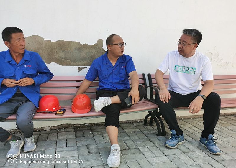 作家李子勝（右一）與鹽業(yè)風情園內鹽工師傅座談，了解現(xiàn)代制鹽工藝
