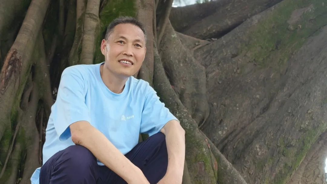 陳年喜，生于一九七〇年，陜西省丹鳳縣人。高中畢業(yè)后曾從事礦山爆破工作十六年，期間堅持在空炸藥箱上、在巖石上、在床鋪上記錄驚心動魄的井下人生。二〇一五年因頸椎受損離開爆破崗位，后在貴州旅游公司從事文案工作，又到北京皮村的工友之家做義工。二〇二〇年因確診患塵肺病，離職回鄉(xiāng)休養(yǎng)。已出版《微塵》《炸裂志》《活著就是沖天一喊》等著作，獲第一屆桂冠工人詩人獎，入選《南方人物周刊》“2021魅力人物·100張中國臉”評選。