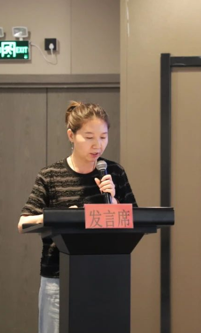 內(nèi)蒙古翻譯家協(xié)會副秘書長趙朝霞傳達了內(nèi)蒙古文聯(lián)第九次代表大會會議精神。