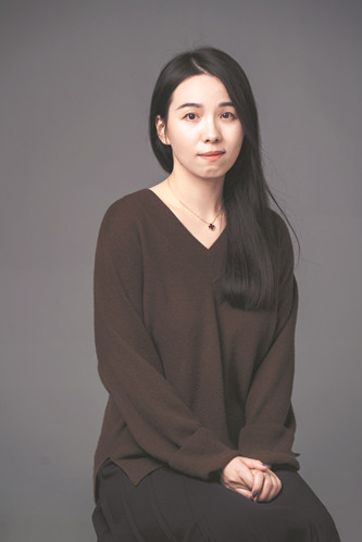 朱婧，文學(xué)博士，早稻田大學(xué)訪(fǎng)問(wèn)學(xué)者，南京師范大學(xué)文學(xué)院副教授，碩士生導(dǎo)師，哥廷根大學(xué)“文化接觸——作家駐留”項(xiàng)目作家。出版有小說(shuō)集《譬若檐滴》《貓選中的人》等。獲江蘇省第七屆紫金山文學(xué)獎(jiǎng)。