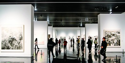 3月18日，藝術(shù)愛(ài)好者在“第五屆全國(guó)中國(guó)畫展覽”現(xiàn)場(chǎng)參觀。新華社發(fā)
