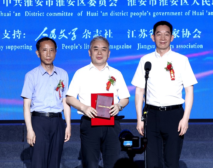 中國作家協(xié)會黨組成員、書記處書記、《人民文學(xué)》雜志社主編施戰(zhàn)軍，淮安市人大常委會副主任范更生為王躍文頒獎