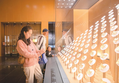 觀眾在安徽楚文化博物館里欣賞楚國(guó)金幣。  　　駱先洋攝（人民圖片）