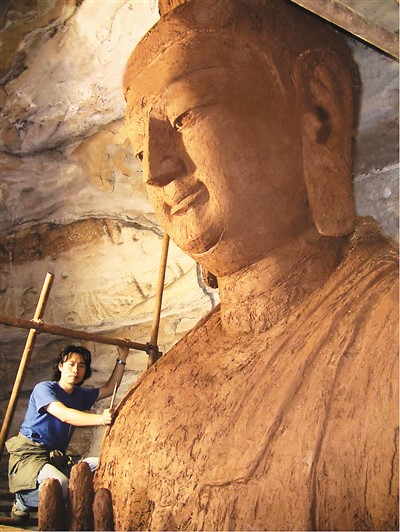 　史延春在云岡石窟第十號窟佛造像復(fù)原現(xiàn)場。 　　受訪者供圖