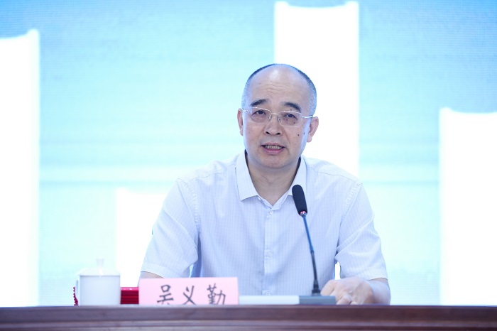 中國(guó)作協(xié)黨組成員、副主席、中國(guó)作家出版集團(tuán)管委會(huì)主任吳義勤出席開(kāi)幕式并講話
