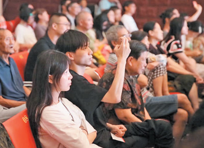 　觀眾們正在武漢市永芳古戲院觀看演出。 　　圖片均為王郭驥攝