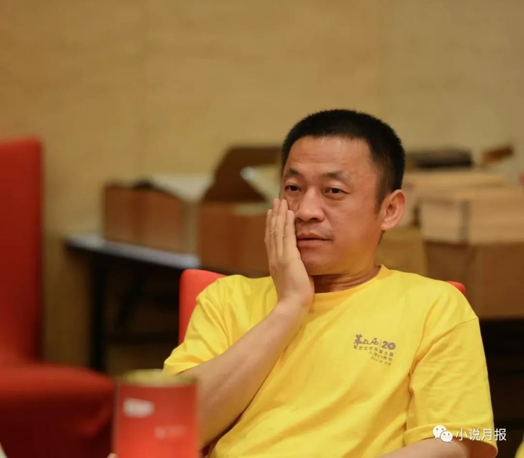 李亞，安徽亳州譙城人。出版中短篇小說(shuō)集《幸福的萬(wàn)花球》《初冬》等四部、長(zhǎng)篇小說(shuō)《流芳記》《花好月圓》等四部，曾獲十月文學(xué)獎(jiǎng)、《小說(shuō)月報(bào)》百花獎(jiǎng)、《中國(guó)作家》鄂爾多斯文學(xué)獎(jiǎng)中篇小說(shuō)獎(jiǎng)、魯彥周文學(xué)獎(jiǎng)中篇小說(shuō)獎(jiǎng)、全軍文藝“新作品獎(jiǎng)”一等獎(jiǎng)等獎(jiǎng)項(xiàng)。