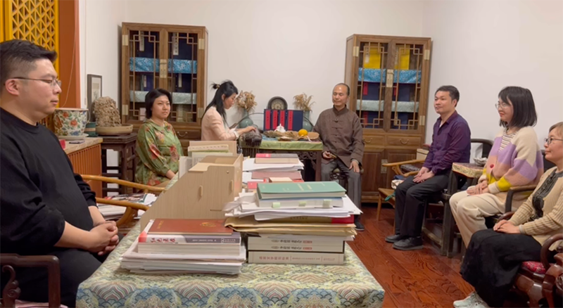張衛(wèi)東先生帶領(lǐng)學生于商務(wù)印書館國子監(jiān)官韻誦唸傳承中心吟誦古詩詞