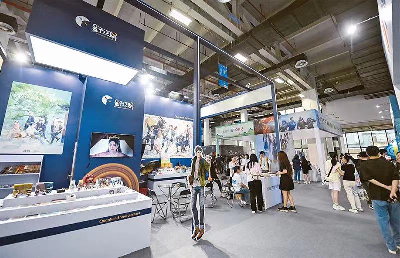 2023年5月27日，由中國作家協(xié)會(huì)、浙江省人民政府、杭州市人民政府主辦的“2023中國國際網(wǎng)絡(luò)文學(xué)周”在杭州開幕。本次網(wǎng)絡(luò)文學(xué)周以“多彩亞洲 精彩世界——中國網(wǎng)絡(luò)文學(xué)在亞洲的傳播”為主題，旨在提升中國網(wǎng)絡(luò)文學(xué)國際傳播能力。圖為網(wǎng)絡(luò)文學(xué)產(chǎn)業(yè)博覽會(huì)現(xiàn)場(chǎng)展示的網(wǎng)絡(luò)文學(xué)及衍生產(chǎn)品。 新華社記者 徐昱/攝