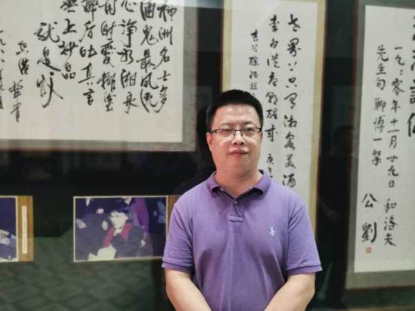田耳，1976年生于湖南鳳凰，現(xiàn)居于廣西。2007年，田耳憑借中篇小說《一個人張燈結(jié)彩》獲得第四屆魯迅文學獎，成為該獎史上最年輕的得主