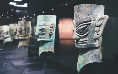 　三星堆博物館新館“巍然王都”展區(qū)陳列的青銅人頭像。  　　三星堆博物館供圖