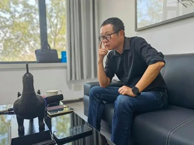 劉慈欣在陽(yáng)泉接受記者采訪。新華社記者 孫亮全 攝