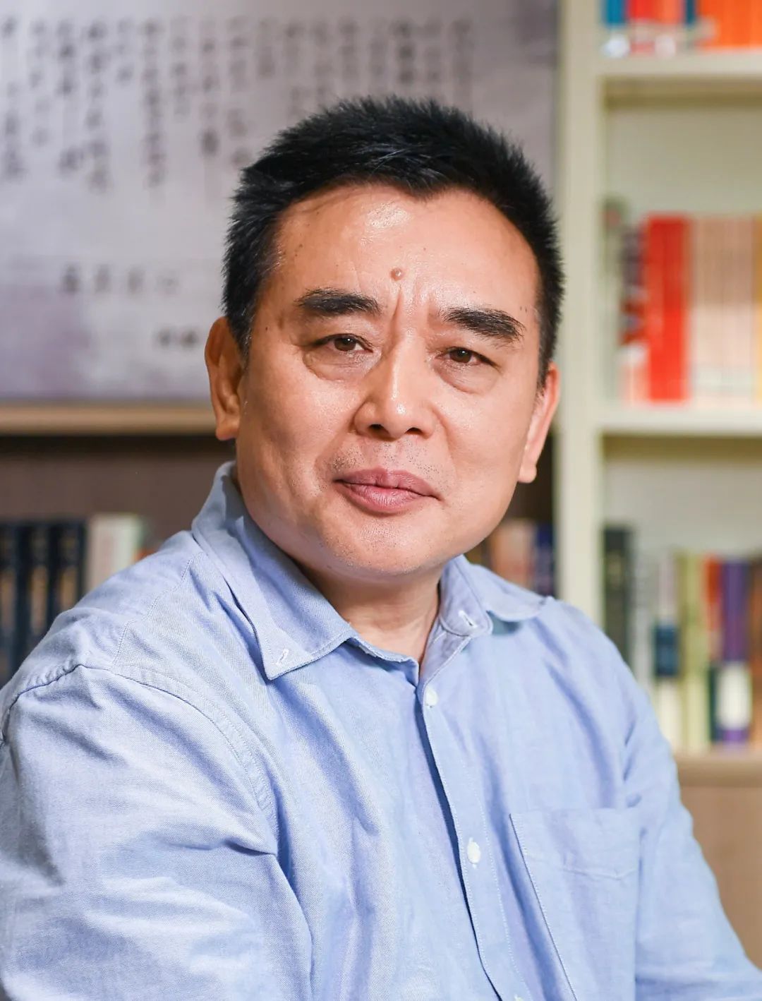 王躍文，著名作家，湖南省溆浦縣人。著有長篇小說《家山》《國畫》《梅次故事》《亡魂鳥》《朝夕之間》《蒼黃》《大清相國》《愛歷元年》，中短篇小說集《漫水》《無雪之冬》，散文隨筆集《幽默的代價》《喊山應(yīng)》，訪談錄《王躍文文學(xué)回憶錄》《無違》等。其中《大清相國》被翻譯成日文出版，小說集《漫水》被翻譯成英文出版。先后獲魯迅文學(xué)獎、湖南省青年文學(xué)獎、湖南省文化創(chuàng)新獎、湖南省文學(xué)藝術(shù)獎等，其作品既有對現(xiàn)實矛盾的銳利揭示，對歷史長河的人文發(fā)現(xiàn)，也有對原鄉(xiāng)故土的深情回望。現(xiàn)居長沙。