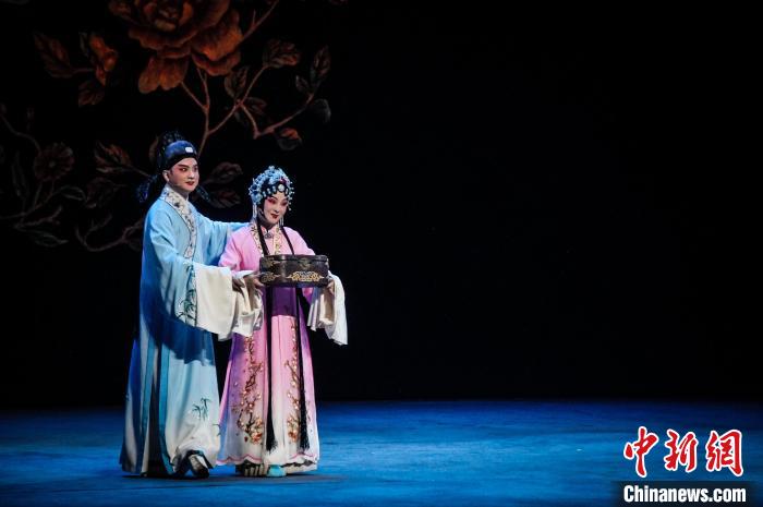 2023年5月15日，新版黃梅戲《羅帕記》在武漢上演?！∠目】?攝