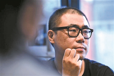 石一楓，1979年生于北京，1998年考入北京大學(xué)中文系，文學(xué)碩士。著有長篇小說《漂洋過海來送你》《入魂槍》《心靈外史》《借命而生》等，小說集《世間已無陳金芳》《特別能戰(zhàn)斗》等。曾獲魯迅文學(xué)獎、馮牧文學(xué)獎、十月文學(xué)獎、百花文學(xué)獎、《小說選刊》年度獎·中篇小說獎等，作品入選年度“中國好書”、中國小說學(xué)會年度好小說榜單等。