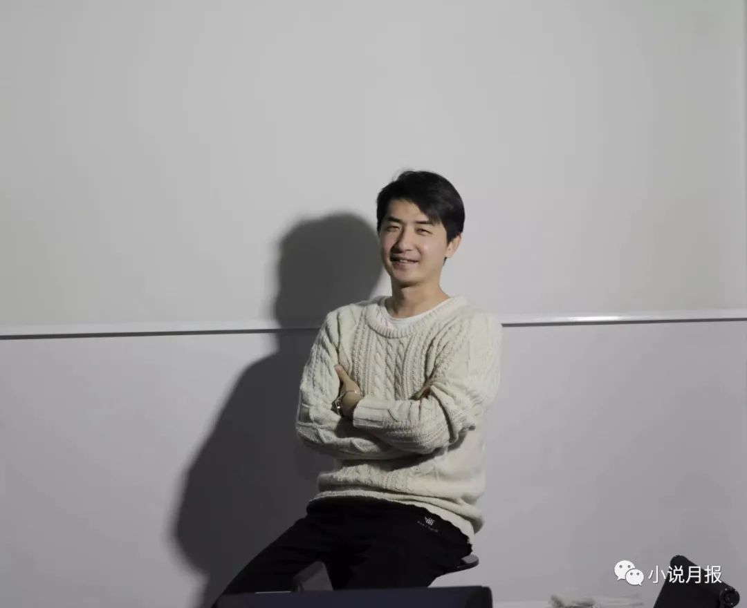 哥舒意，青年作家，魯迅文學(xué)院第十四屆中青年高研班學(xué)員。已出版《惡魔奏鳴曲》《中國孩子》等多部長篇。作品多次在《收獲》《萌芽》《青年文學(xué)》《上海文學(xué)》《小說界》《山花》等文學(xué)雜志發(fā)表。