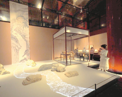 觀眾在“茶道尚和”展廳參觀。 　　杜建坡攝