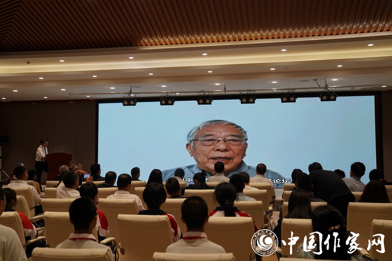 北京元宇科幻未來技術(shù)研究院名譽(yù)院長王晉康致辭