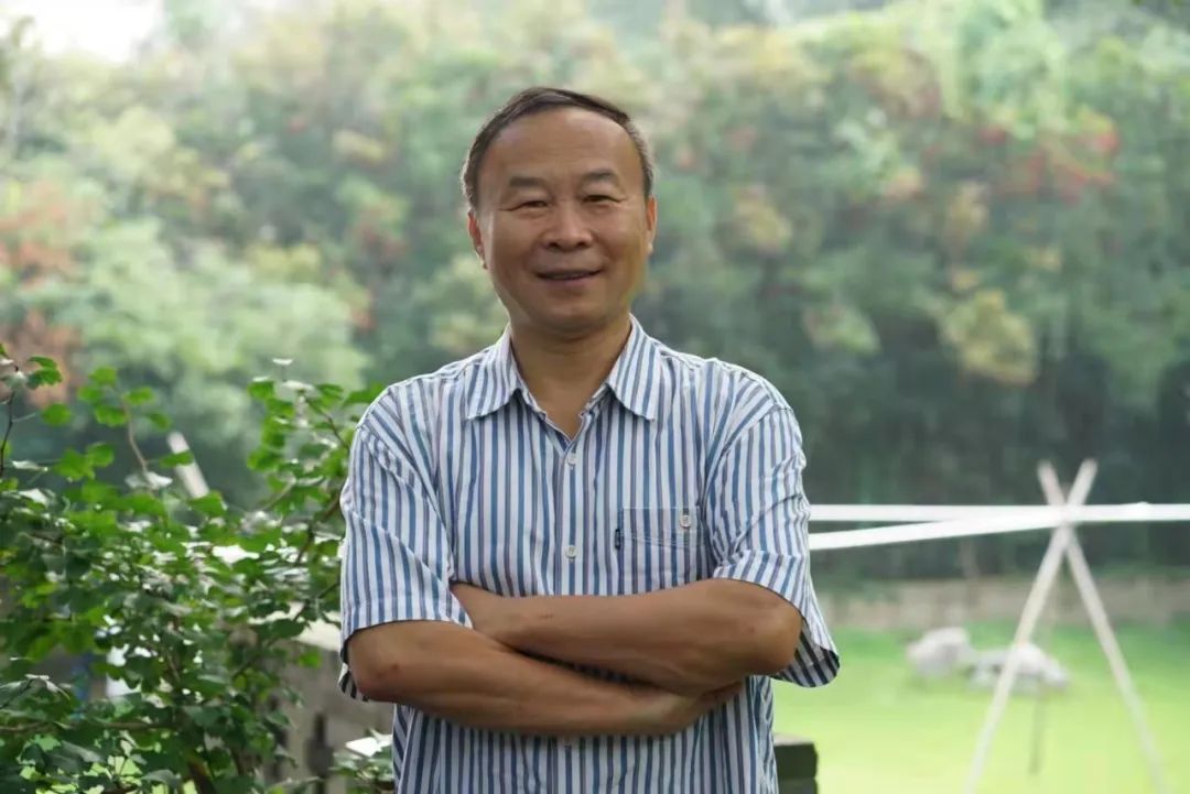 許晨，中國作家協(xié)會會員，中國報告文學(xué)學(xué)會理事，山東省作協(xié)原副主席，青島市作協(xié)名譽(yù)主席。出版有《人生大舞臺——“樣板戲”啟示錄》《琴聲如訴》《山海閩東》，以及海洋紀(jì)實(shí)三部曲《第四極：中國蛟龍?zhí)柼魬?zhàn)深?！贰兑粋€男人的海洋》《耕海探洋》等多部報告文學(xué)和散文集，被譽(yù)為“海洋作家”。榮獲第七屆魯迅文學(xué)獎、第五屆冰心散文獎、第三屆中國工業(yè)文學(xué)大賽一等獎等獎項(xiàng)。
