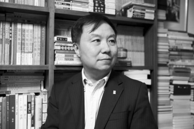 汪家明，曾任山東畫報(bào)出版社總編輯、生活·讀書(shū)·新知三聯(lián)書(shū)店副總編輯、人民美術(shù)出版社社長(zhǎng)