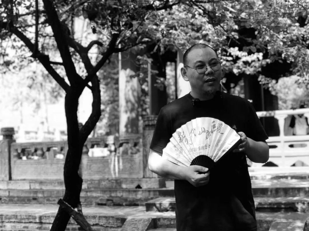 王十月，70后小說(shuō)家?！蹲髌贰冯s志社社長(zhǎng)總編，泥石流文學(xué)獎(jiǎng)發(fā)起人。著有長(zhǎng)篇小說(shuō)《無(wú)碑》《收腳印的人》《如果末日無(wú)期》《米島》《活物》等，小說(shuō)集《國(guó)家訂單》《人罪》等數(shù)十種。獲第五屆魯迅文學(xué)獎(jiǎng)，《人民文學(xué)》年度中篇小說(shuō)獎(jiǎng)、《中國(guó)作家》鄂爾多斯文學(xué)獎(jiǎng)，《小說(shuō)選刊》年度中篇小說(shuō)獎(jiǎng)，百花文學(xué)獎(jiǎng)等。多次上榜中國(guó)小說(shuō)學(xué)會(huì)年度小說(shuō)榜，中國(guó)散文學(xué)會(huì)年度散文榜及各類好書榜。