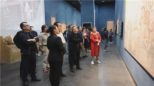 作家們參觀北庭故城遺址，了解中華優(yōu)秀傳統(tǒng)文化傳承發(fā)展情況