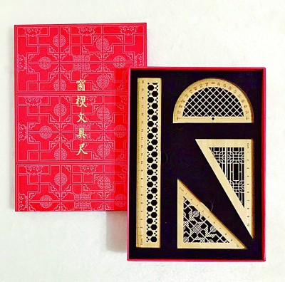 以中國傳統(tǒng)建筑中的窗欞紋樣為靈感設(shè)計的文具尺。資料圖片