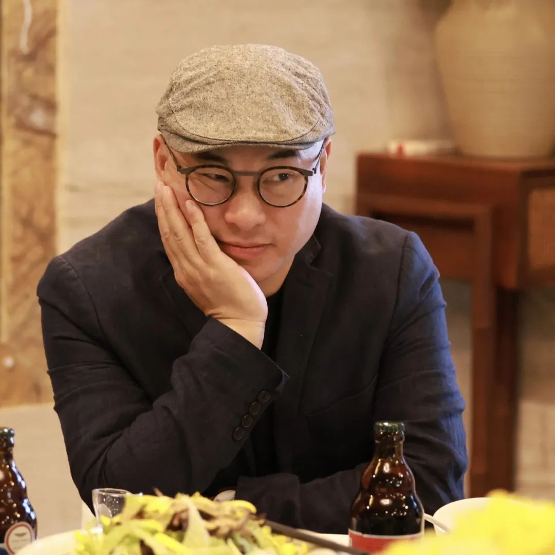 本期嘉賓：  鐘二毛，瑤族，湖南人，現(xiàn)居深圳。中國作協(xié)會員。在《當(dāng)代》《民族文學(xué)》《中國作家》等文學(xué)期刊發(fā)表大量作品，并多次被《小說月報》《小說選刊》《中篇小說選刊》轉(zhuǎn)載。出版有長篇小說《小中產(chǎn)》《小浮世》，中短篇小說集《回鄉(xiāng)之旅》《舊天堂》等10余部。曾獲《小說月報》百花文學(xué)獎、《民族文學(xué)》年度獎、《青年文學(xué)》城市文學(xué)排行榜獎等。編劇、導(dǎo)演電影作品《死鬼的微笑》獲第60屆美國羅切斯特國際電影節(jié)電影獎。