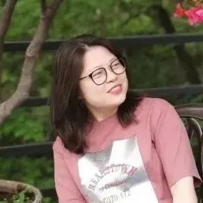 本期主持人：  徐海玉，朝鮮族，黑龍江人。北京語言大學(xué)對外漢語碩士，中央民族大學(xué)朝鮮語言文學(xué)專業(yè)博士（在讀）。曾任對外漢語教師，現(xiàn)任《民族文學(xué)》（朝鮮文版、漢文版）副編審，譯作有《人生那么長，停一下又何妨》（中信出版社）等。