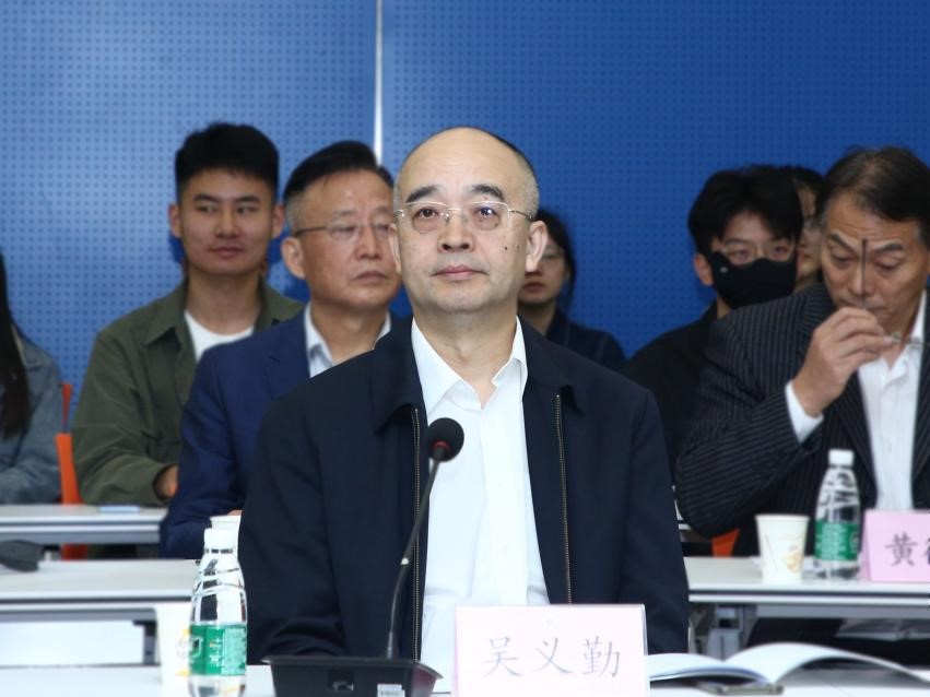 中國作協(xié)黨組成員、副主席吳義勤出席論壇并致辭
