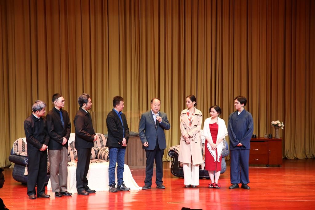 莫言觀看江蘇師范大學“雷雨”劇社學生表演的話劇《鱷魚》并與表演團隊合影
