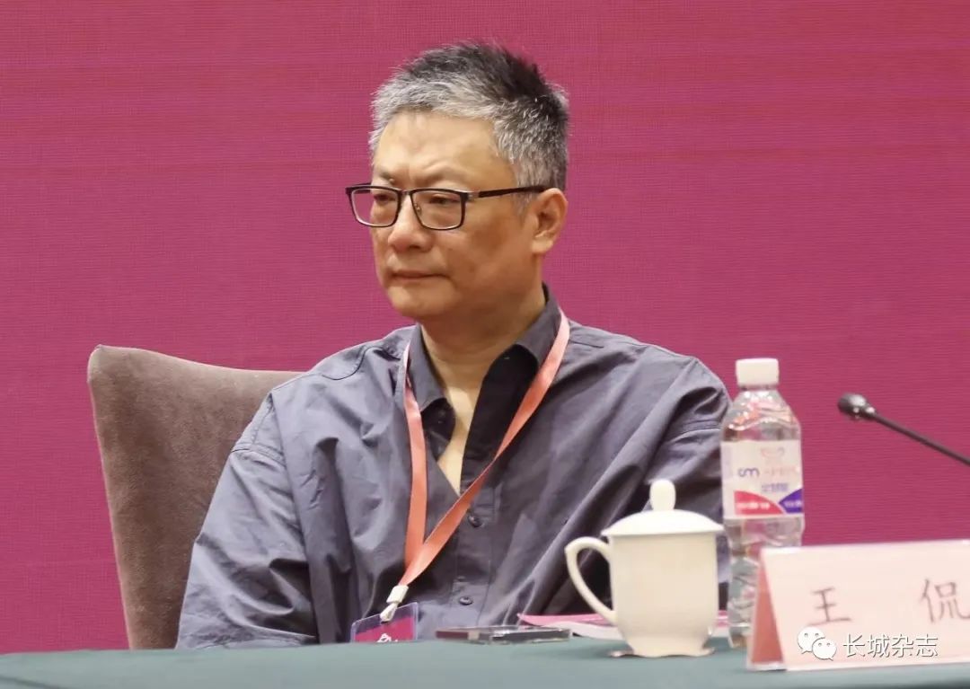 王侃，浙江東陽人，文學(xué)博士，杭州師范大學(xué)人文學(xué)院教授。主要研究領(lǐng)域為中國現(xiàn)當(dāng)代文學(xué)史、中國當(dāng)代文學(xué)批評、中國電影等。在各類學(xué)術(shù)期刊發(fā)表學(xué)術(shù)論文百余篇，出版有《詩與思的維度》《敘事門與修辭術(shù)》《時見疏星渡河漢》等著作十余部。曾獲第三屆唐弢青年文學(xué)研究獎、第五屆中國當(dāng)代文學(xué)優(yōu)秀批評家獎。