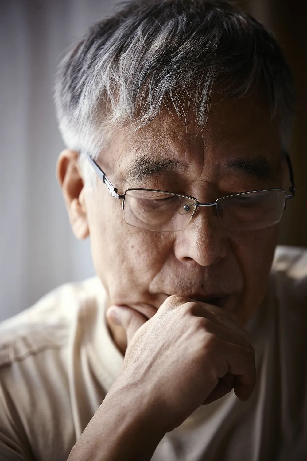 王晉康，1948年出生于河南南陽(yáng)；著名科幻作家、高級(jí)工程師；1993年發(fā)表處女作《亞當(dāng)回歸》，即獲當(dāng)年度中國(guó)科幻銀河獎(jiǎng)，此后15次榮獲該獎(jiǎng)項(xiàng)；迄今已發(fā)表短篇小說(shuō)近百篇，出版長(zhǎng)篇小說(shuō)20余部，代表作有長(zhǎng)篇小說(shuō)《類人》《蟻生》《十字》《與吾同在》，短篇小說(shuō)集《替天行道》《最后的愛情》《生命之歌》《七重外殼》《西奈噩夢(mèng)》《豹》等；曾獲銀河獎(jiǎng)、全球華語(yǔ)星云獎(jiǎng)終身成就獎(jiǎng)、騰訊文學(xué)獎(jiǎng)年度小說(shuō)家、京東文學(xué)獎(jiǎng)年度科幻圖書獎(jiǎng)、陽(yáng)翰笙文學(xué)獎(jiǎng)、吳承恩文學(xué)獎(jiǎng)等；作品被譯成英、意、日、德等多種語(yǔ)言。