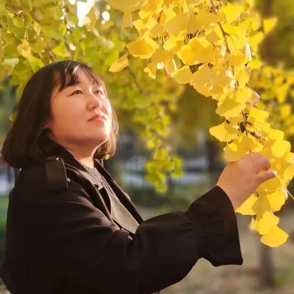 劉云芳， 中國作家協(xié)會(huì)會(huì)員，河北文學(xué)院簽約作家。作品主要發(fā)表于《北京文學(xué)》《天涯》《青年文學(xué)》《散文》《散文選刊》等報(bào)刊。曾兩次獲得香港青年文學(xué)獎(jiǎng)，并獲得孫犁散文獎(jiǎng)雙年獎(jiǎng)、孫犁文學(xué)獎(jiǎng)、河北文藝貢獻(xiàn)獎(jiǎng)。已出版散文集《木頭的信仰》《給樹把脈的人》《陪你變成魚》，童話《奔跑的樹枝馬》《老樹洞婆婆的故事》。