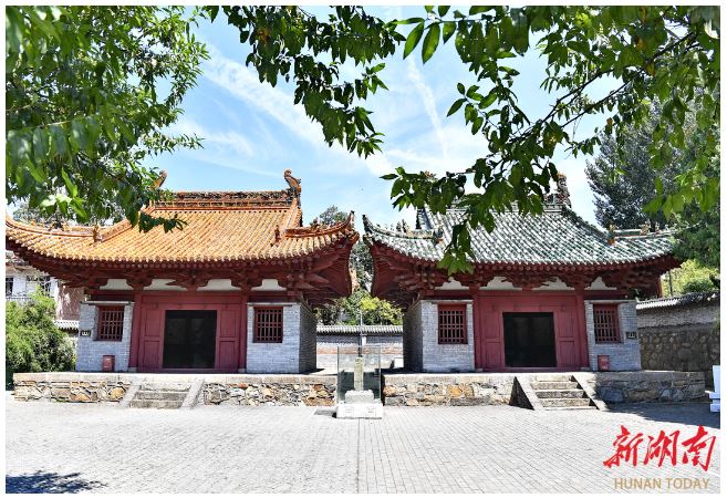 左為二郎廟，右為關(guān)帝廟。