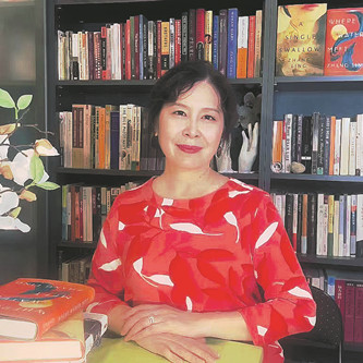 張翎，浙江溫州人，海外華文作家、編劇。代表作有《勞燕》《余震》《金山》等。