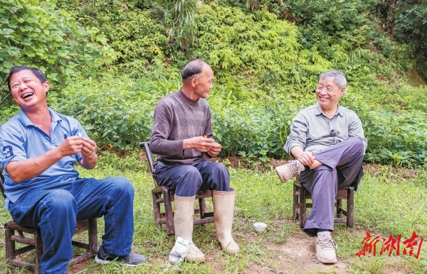 8月15日，汨羅市三江鎮(zhèn)八景村，韓少功（右）與村民在一起開(kāi)心交談