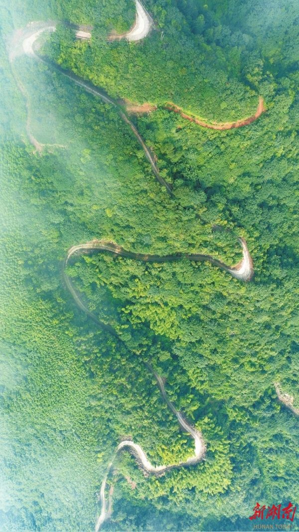 過(guò)去梯危徑險(xiǎn)的智峰山，如今修通了盤(pán)山公路