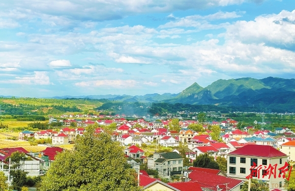 溆浦縣盧峰鎮(zhèn)漫水村，一幢幢農(nóng)家小院錯(cuò)落有致，繪就了一幅鄉(xiāng)村振興的美麗畫卷。本版照片均為湖南日?qǐng)?bào)全媒體記者 徐行 攝