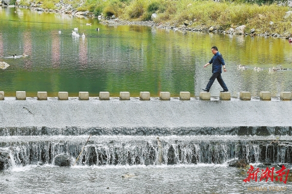 溆浦縣北斗溪鎮(zhèn)，王躍文家鄉(xiāng)溪水的跳橋。