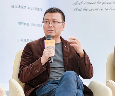 李宏偉，四川江油人，現(xiàn)居北京。著有詩集《你是我所有的女性稱謂》，長篇小說《國王與抒情詩》《灰衣簡史》《引路人》，小說集《假時間聚會》《暗經(jīng)驗》《雨果的迷宮》等。曾獲郁達夫小說獎、吳承恩長篇小說獎、十月文學獎等獎項，作品入選收獲文學榜、揚子江評論文學榜等榜單。