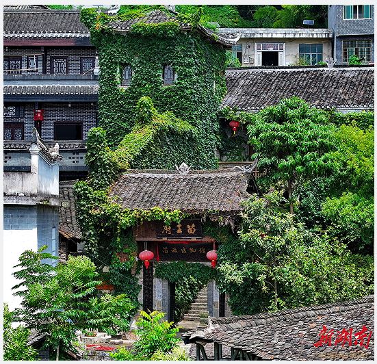 鳳凰縣山江鎮(zhèn)，綠樹掩映中的中國(guó)苗族博物館。