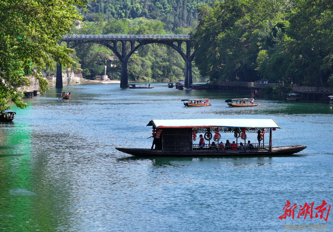 花垣縣邊城鎮(zhèn)，游客乘坐拉拉渡過(guò)河。