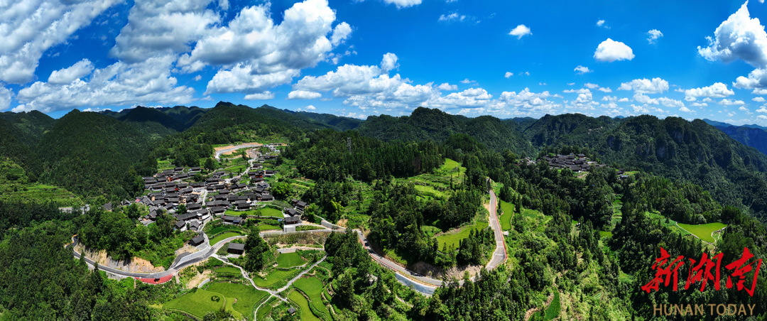 藍(lán)天白云下的花垣縣雙龍鎮(zhèn)十八洞村。